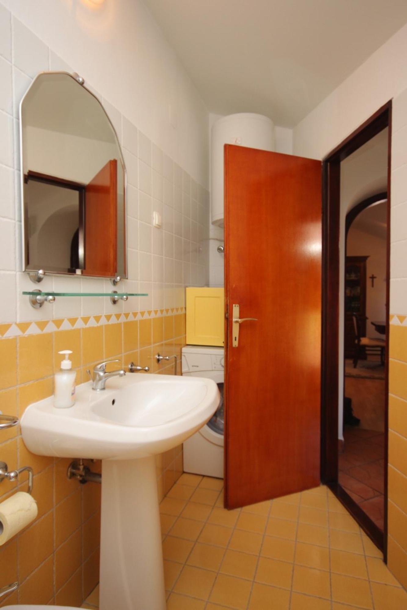 Apartments And Rooms With Parking Space Cunski, Losinj - 2498 Rum bild